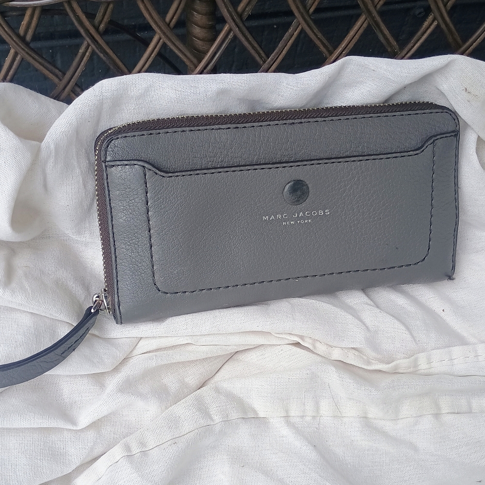 MARC JABOBS NEW YORK AUTH HIGH END DESIGNER GRAY LEATHER LOGO WALLET!